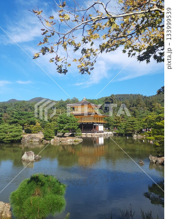 池に映る青空と金閣 池に映る青空と金閣 133999539