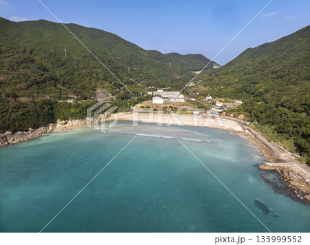 ドローン空撮した新上五島町奈良尾郷の高井旅海水浴場とキャンプ場 ドローン空撮した新上五島町奈良尾郷の高井旅海水浴場とキャンプ場 133999552
