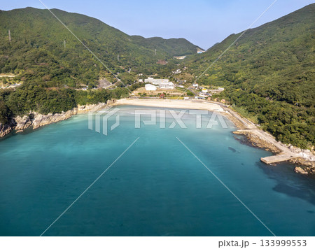 ドローン空撮した新上五島町奈良尾郷の高井旅海水浴場とキャンプ場 ドローン空撮した新上五島町奈良尾郷の高井旅海水浴場とキャンプ場 133999553