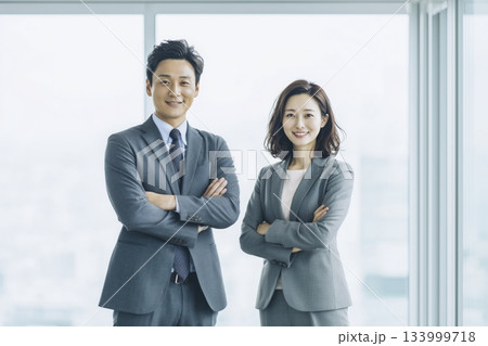 信頼感あふれる日本人ビジネスパートナーのポートレート 133999718