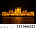 【ブダペスト】ドナウ川越しに見る夜の国会議事堂 133999852