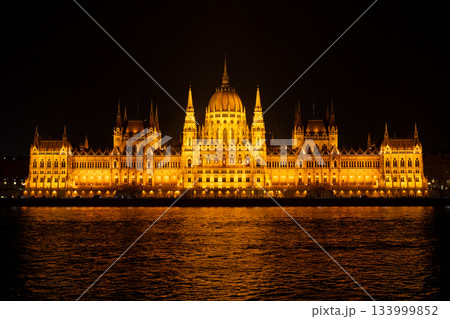 【ブダペスト】ドナウ川越しに見る夜の国会議事堂 133999852