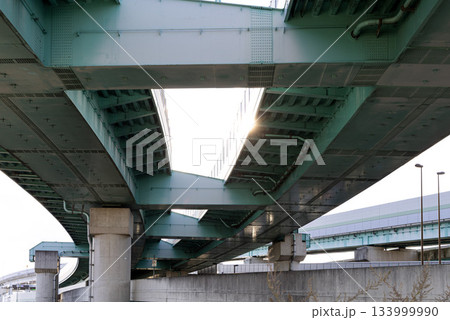 高速道路と秋の空 133999990