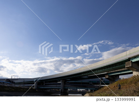 高速道路と秋の空 133999991