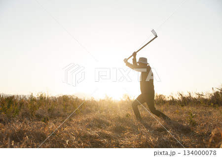 畑を耕す男性 134000078