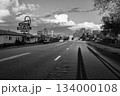 【セリグマン】夕方のセリグマン　ルート66 　白黒 134000108