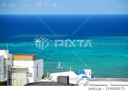 沖縄　恩納村　仲泊の美しい海 134000173