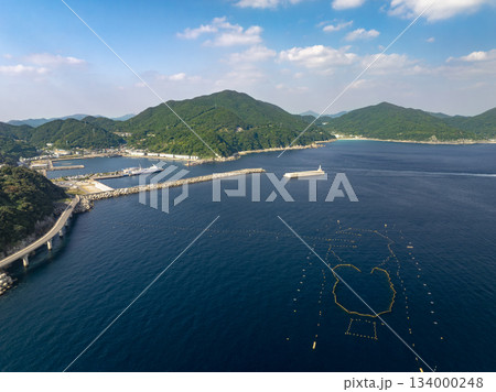 ドローン空撮した長崎県新上五島町奈良尾郷の港と定置網がある風景 ドローン空撮した長崎県新上五島町奈良尾郷の港と定置網がある風景 134000248