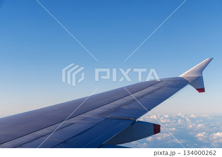 青空と旅客機の翼と眼下の雲 134000262