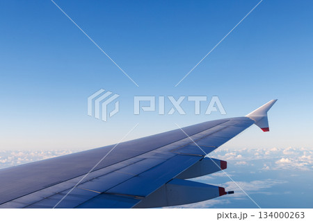 青空と旅客機の翼と眼下の雲 134000263