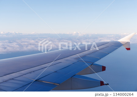 青空と旅客機の翼と眼下の雲 青空と旅客機の翼と眼下の雲 134000264