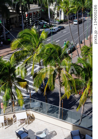 ホテルの部屋から見たワイキキのカラカウア通り 134000266