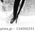 抽象的なモノクロームの足元と影 抽象的なモノクロームの足元と影 134000291
