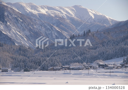 冬の朝の南魚沼市（旧塩沢町中之島地区） 134000328