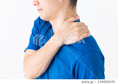 肩こりに苦しむTシャツ姿のミドル男性 134000345