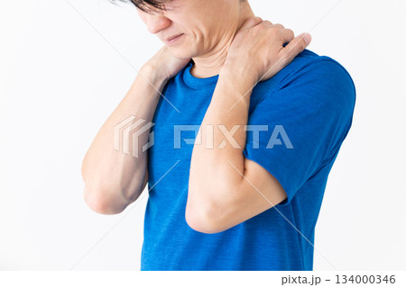 肩こりに苦しむTシャツ姿のミドル男性 134000346