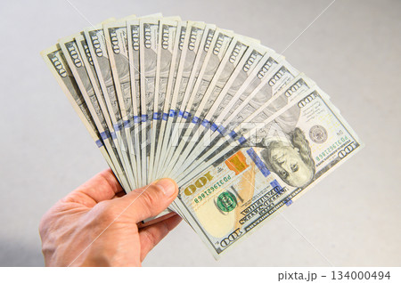米100ドル紙幣18枚を扇状に広げて左手で差し出すピントクッキリ2 134000494