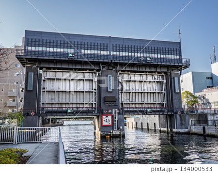 小名木川に設置されている新小名木川水門 134000533