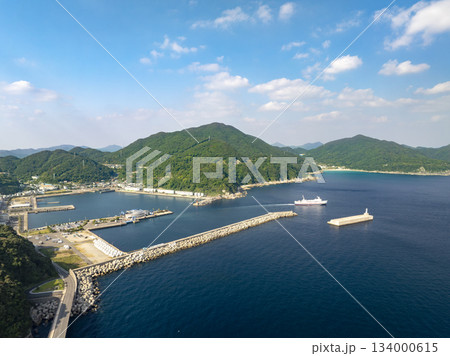 ドローン空撮した長崎県新上五島町の港とフェリーがある風景 ドローン空撮した長崎県新上五島町の港とフェリーがある風景 134000615