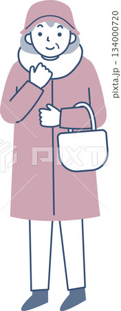 冬のコートを着たシニア女性 134000720