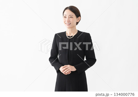 喪服を着た女性　葬儀イメージ 134000776