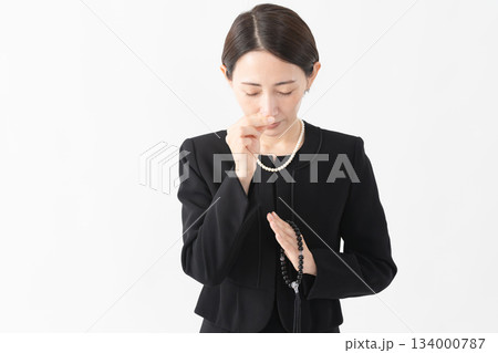 喪服を着た女性 葬儀イメージ 喪服を着た女性 葬儀イメージ 134000787