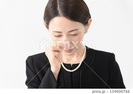 喪服を着た女性 葬儀イメージ 喪服を着た女性 葬儀イメージ 134000788