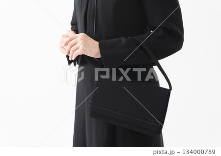 喪服を着た女性　葬儀イメージ 134000789