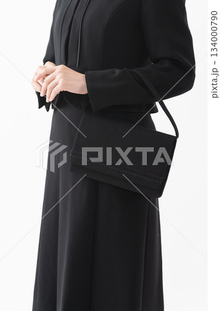 喪服を着た女性 葬儀イメージ 喪服を着た女性 葬儀イメージ 134000790