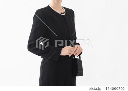 喪服を着た女性 葬儀イメージ 喪服を着た女性 葬儀イメージ 134000792