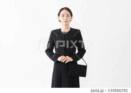 喪服を着た女性 葬儀イメージ 喪服を着た女性 葬儀イメージ 134000793