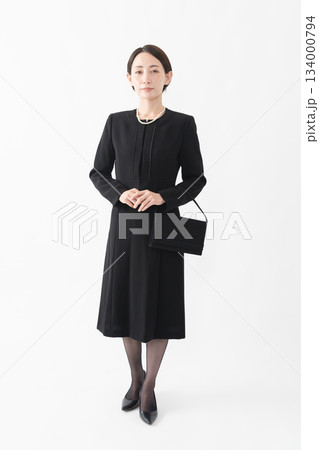 喪服を着た女性 葬儀イメージ 喪服を着た女性 葬儀イメージ 134000794