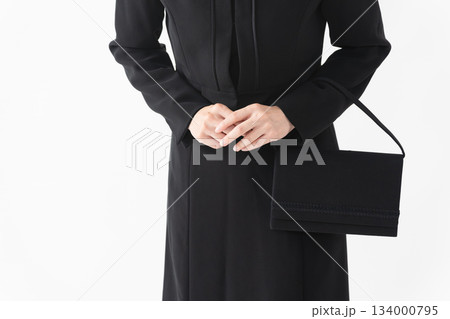 喪服を着た女性 葬儀イメージ 喪服を着た女性 葬儀イメージ 134000795