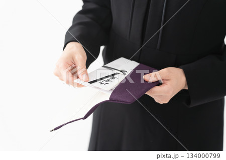 喪服を着た女性　葬儀イメージ 134000799