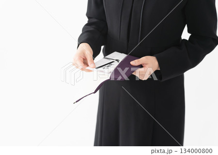 喪服を着た女性 葬儀イメージ 喪服を着た女性 葬儀イメージ 134000800