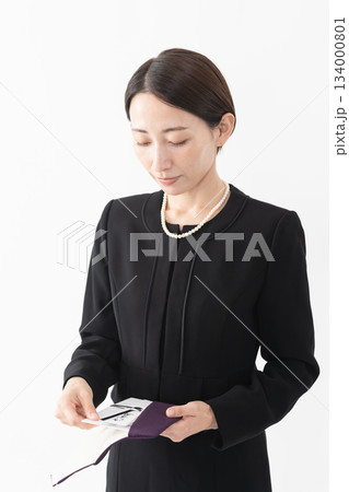 喪服を着た女性　葬儀イメージ 134000801