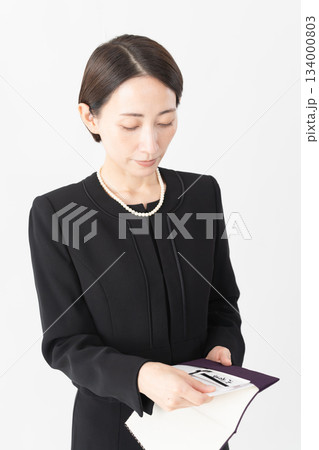 喪服を着た女性 葬儀イメージ 喪服を着た女性 葬儀イメージ 134000803