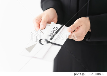 喪服を着た女性　葬儀イメージ 134000805