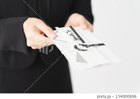 喪服を着た女性　葬儀イメージ 134000806