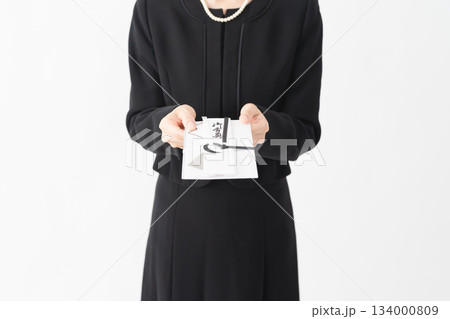 喪服を着た女性 葬儀イメージ 喪服を着た女性 葬儀イメージ 134000809