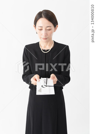 喪服を着た女性　葬儀イメージ 134000810