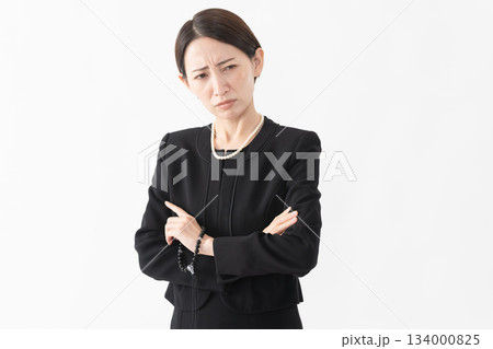 喪服を着た女性　葬儀イメージ 134000825
