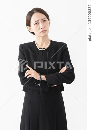 喪服を着た女性 葬儀イメージ 喪服を着た女性 葬儀イメージ 134000826