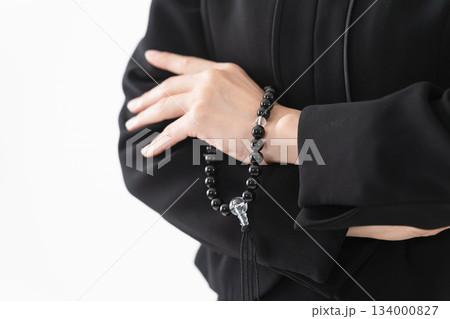 喪服を着た女性　葬儀イメージ 134000827