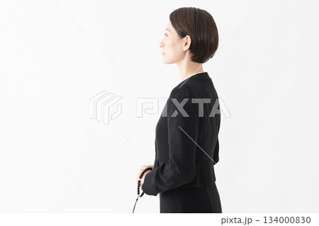 喪服を着た女性 葬儀イメージ 喪服を着た女性 葬儀イメージ 134000830