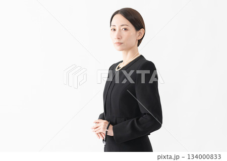 喪服を着た女性 葬儀イメージ 喪服を着た女性 葬儀イメージ 134000833