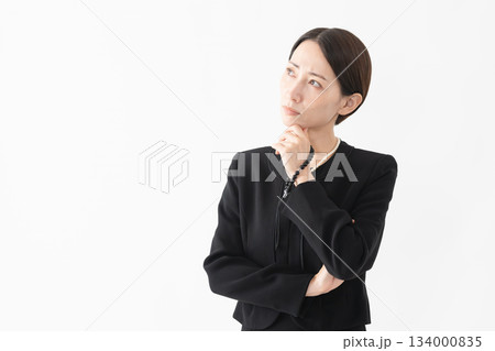 喪服を着た女性　葬儀イメージ 134000835
