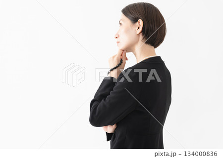 喪服を着た女性　葬儀イメージ 134000836