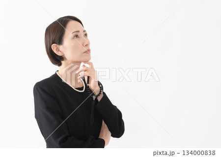 喪服を着た女性 葬儀イメージ 喪服を着た女性 葬儀イメージ 134000838