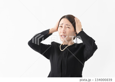 喪服を着た女性 葬儀イメージ 喪服を着た女性 葬儀イメージ 134000839
